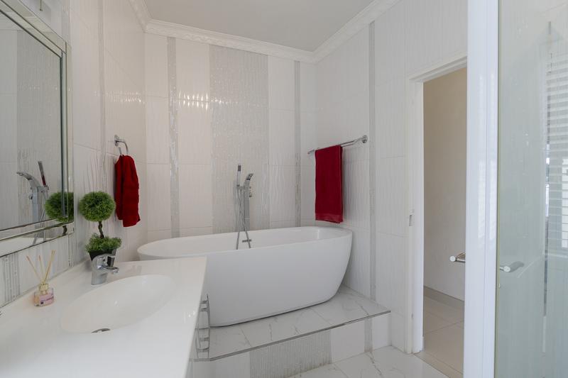 9 Bedroom Property for Sale in Gordon Heights Western Cape